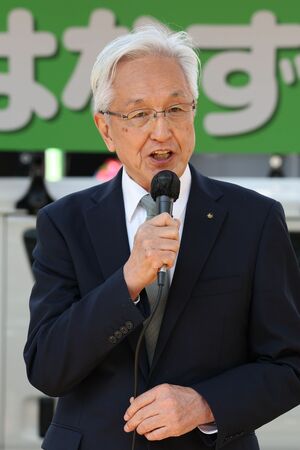 知事選で街頭演説する長岡市の磯田達伸市長＝１４日、アオーレ長岡
