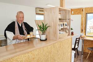 ニルヴァーナの店内で提供するクッキーやオリジナルブレンドコーヒーを準備する杉岡明全住職=南魚沼市上野