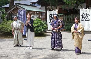 謙信公祭を前に意気込みを語る越乃リュウさん(左から2人目)=上越市大豆の春日山神社