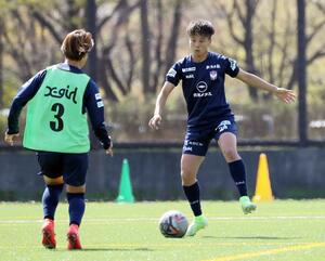 大宮戦に向けて練習に励むMF園田瑞貴=新潟市中央区