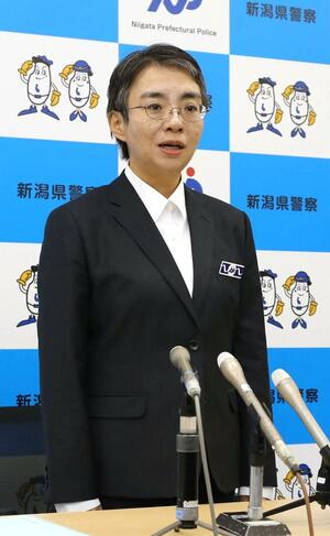 着任会見で抱負を述べる滝澤依子本部長=3月29日、県警本部
