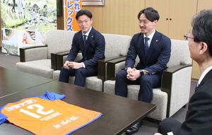 鈴木力・燕市長(右)に今季の目標などを語る島田譲選手(中央)、石山青空選手=燕市役所