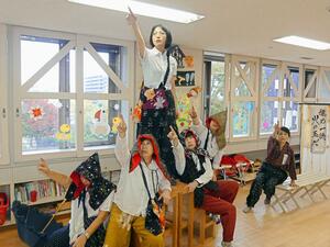 稽古に熱が入る劇団「ｂｌｕｅジーンズ」団員ら＝新潟市中央区