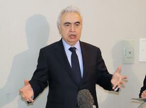 柏崎刈羽原発視察後、報道陣の取材に応じる国際エネルギー機関のファティ・ビロル事務局長=3月26日、柏崎刈羽原発