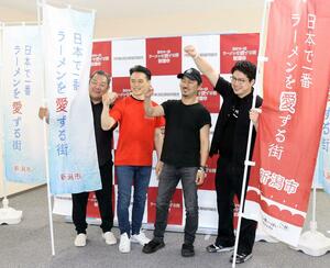 夏のラーメン消費拡大に向けたキャンペーンを打ち出し、記者発表に臨んだ「新潟拉麺協同組合」の関係者ら=新潟市中央区古町通7