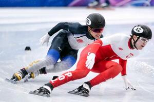 男子500メートル準々決勝 滑走する吉永一貴(左)=ミラノ(共同)