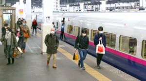 新幹線から降車する人もまばらなホーム。家族連れらでにぎわう、いつもの年末とは違って出迎えの人も少ない=31日、新潟市中央区のJR新潟駅