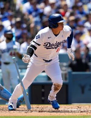 オリオールズ戦の2回、中前打を放つドジャース・大谷=ロサンゼルス(共同)