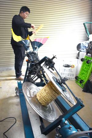 広井工機が再生させた稲わらの縄編み機。商品作りや展示、学びの活用を目指す=長岡市美沢2
