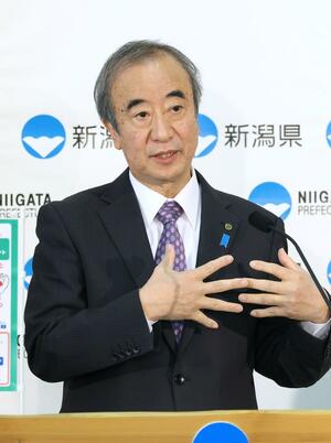 柏崎刈羽原発の再稼働問題について、質問に答える花角英世知事＝２６日、県庁