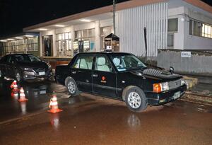 ＪＲ燕駅前のタクシー＝１月１５日、燕市本町２（※車のナンバーを加工しています）