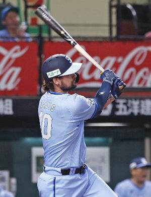 6回西武2死一、二塁、デービスが左前に勝ち越し打を放つ=ベルーナドーム