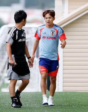 調整を終え引き揚げる久保(右)=22日、ナッシュビル近郊(共同)