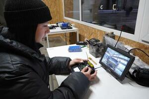 モニターを見ながらFPV型無人機を操縦するアナスタシア・シェレツコ教官=1月、ウクライナ・キーウ州(共同)