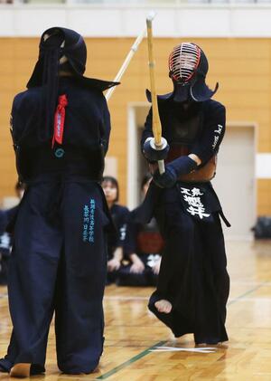 女子個人決勝 連覇した櫻井心結(右)=新潟市東総合スポーツセンター