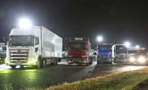 大型トラックが並ぶ北陸道黒埼パーキングエリア=新潟市西区(画像の一部を加工しています)
