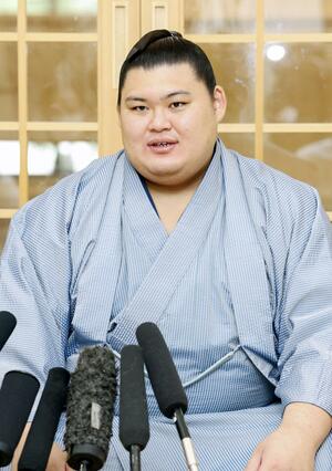 横綱で初制覇した大相撲秋場所千秋楽から一夜明け、記者会見する大の里=29日、茨城県阿見町の二所ノ関部屋