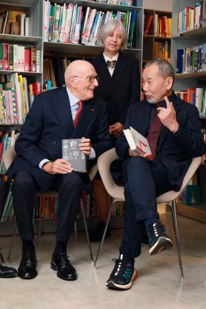 「第4回日伊ことばの架け橋賞」を受賞した村上春樹さん(右)ら=8日、東京都内(Lamberto Rubino撮影)