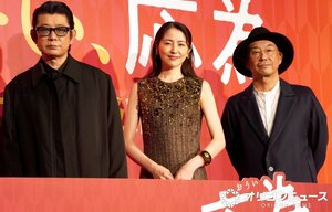 映画『おーい、応為』公開御礼舞台あいさつに登壇した（左から）永瀬正敏、永瀬正敏、大森立嗣監督 （C）ORICON NewS inc.