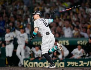 1回阪神1死一、二塁、佐藤輝が中越えに先制3ランを放つ=甲子園