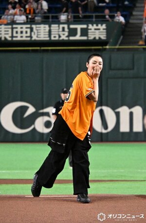 三塁側に大きく逸れて大照れした池田エライザ(C)ORICON NewS inc.