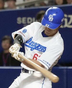 7回中日2死満塁、代打板山が左前に勝ち越し打を放つ=バンテリンドーム