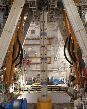 　地球深部探査船「ちきゅう」から海底に下ろされる金属製パイプ（中央）＝２０２６年１月、東京・南鳥島沖（ＳＩＰ／海洋研究開発機構提供）