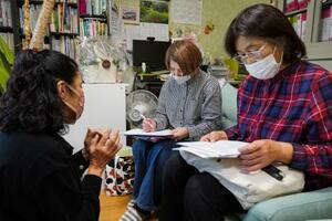 　「潜在ケアマネ」向けの研修で、荒岡晶子さん（左）からケアプランの記入法を教わる脇田和代さん（右）＝１０月、徳島県東みよし町