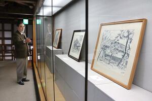 画家早津剛さんが描いた古民家の水墨画などが並ぶ特別回顧展＝新潟市江南区沢海２