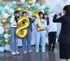 記念のフォトブースで写真を撮る新成人たち=糸魚川市寺町4