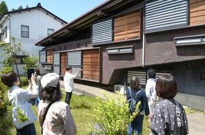 独創的なデザインの「斜めの家」を見学する市民ら=上越市