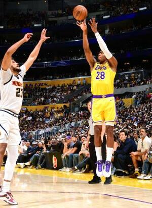 　ナゲッツ戦でシュートを放つレーカーズの八村（右）＝ロサンゼルス（ＮＢＡＥ・ゲッティ＝共同）