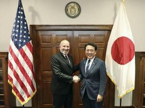日米関税交渉で握手を交わす赤沢経済再生相(右)とラトニック米商務長官=6月、ワシントン(米商務省提供・共同)