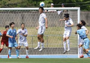 新潟医福大-JAPANサッカーカレッジ 攻守に体を張り続けたJSCのFW渡辺亮太(中央)=新発田市(写真映像部・大須賀悠)