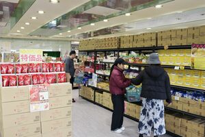 廃棄予定だった食品を格安で販売するエコイート=新潟市東区