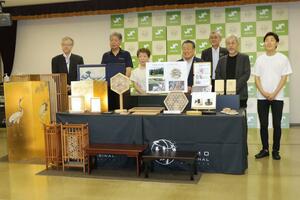 新たに認定された「加茂オリジナル推奨品」の一部と認定事業所の関係者ら＝加茂商工会議所