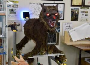 　赤外線センサーで動物を感知すると、大音量と光で追い払う撃退装置「モンスターウルフ」＝１３日、北海道奈井江町