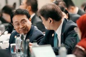 APEC貿易相会合に臨む赤沢経産相(左)=22日、中国江蘇省蘇州(共同)