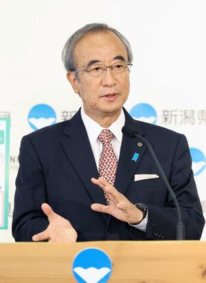 定例会見に臨む花角英世知事=10日、県庁