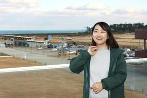 笑顔を浮かべながら古里への思いを語る小泉良空さん=福島県双葉町