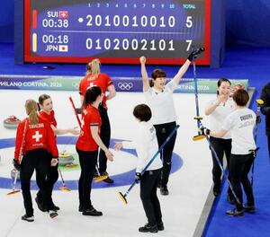 スイスに勝利し、喜ぶ小谷(右から3人目)ら日本チーム=コルティナダンペッツォ(共同)