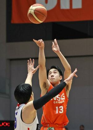 B2新潟-青森 第2クオーター 永野威旺が3点シュートを決め33-26=2024年02月27日、アオーレ長岡