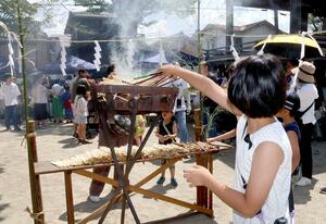 日々使う箸へ感謝の気持ちを込めた「はし供養祭」=8月4日、三条市八幡町