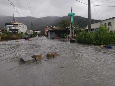 台湾で2人死亡、30人不明 台風18号 | 新潟日報