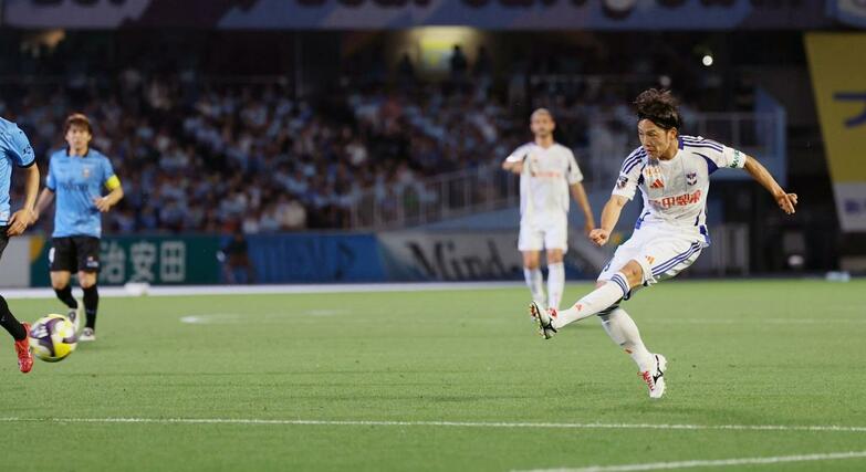 川崎－新潟　前半、ゴールを狙うＭＦ星雄次＝Ｕ等々力