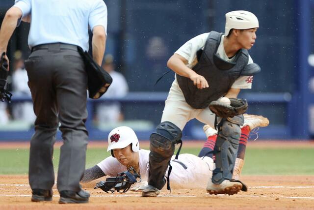 新潟－開志学園　６回開志学園１死一、三塁、亀山心太が生還し２－０＝エコス