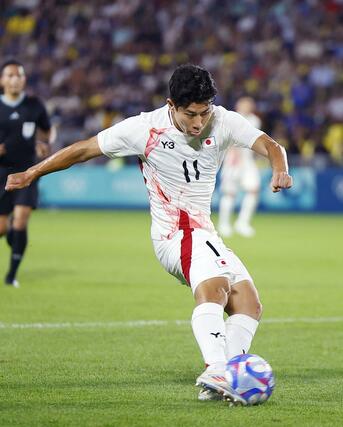 日本－イスラエル　後半、ゴールを狙う細谷＝ナント（共同）