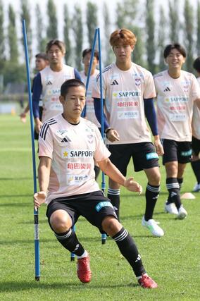 鹿島戦に向け調整するMF島村拓弥=聖籠町