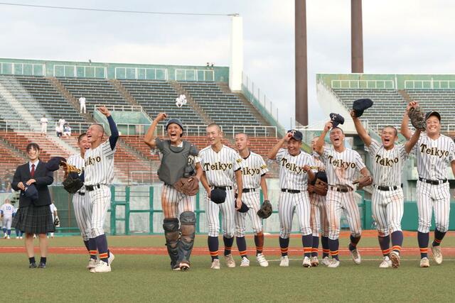 帝京長岡－小松大谷　接戦をものにし準決勝進出を決め、喜びを爆発させる帝京長岡選手＝富山市民球場