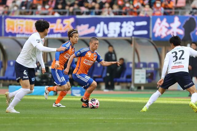 新潟－柏　後半、途中出場の新潟のＭＦ長谷川元希（左）とＦＷ小見洋太が攻め上がる＝ビッグスワン